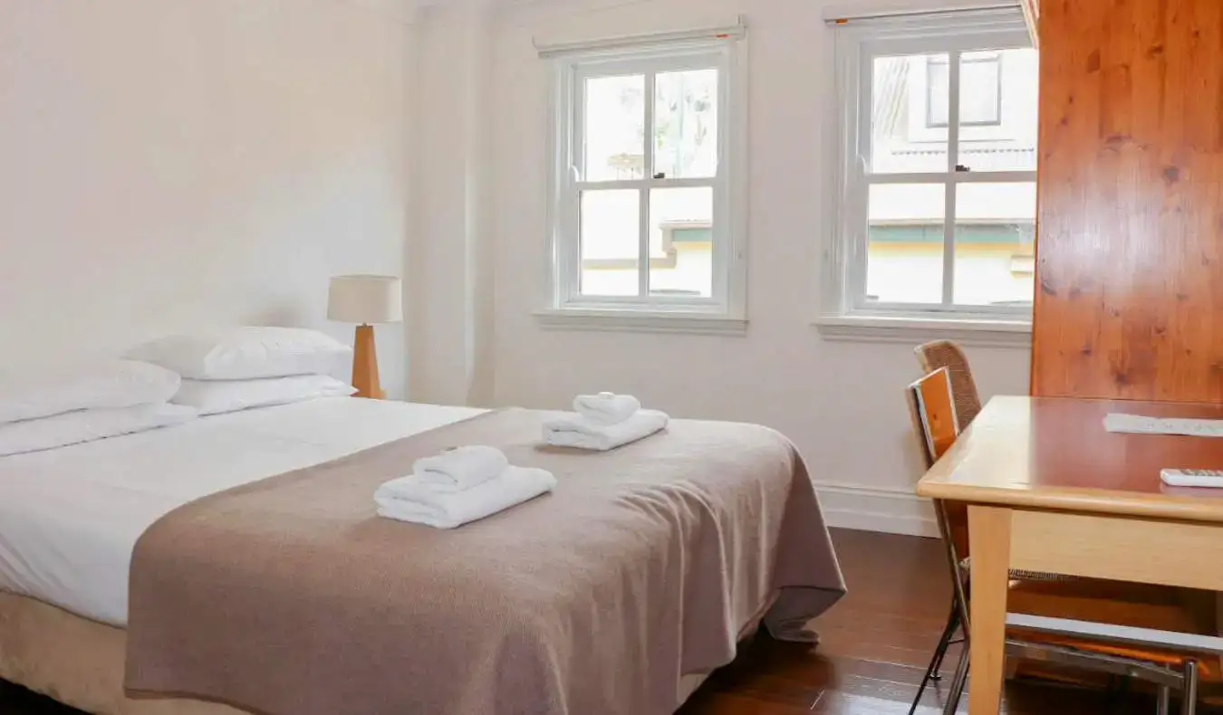 Um quarto de hotel pequeno, mas aconchegante, no Glasgow Arms, em Sydney, Austrália
