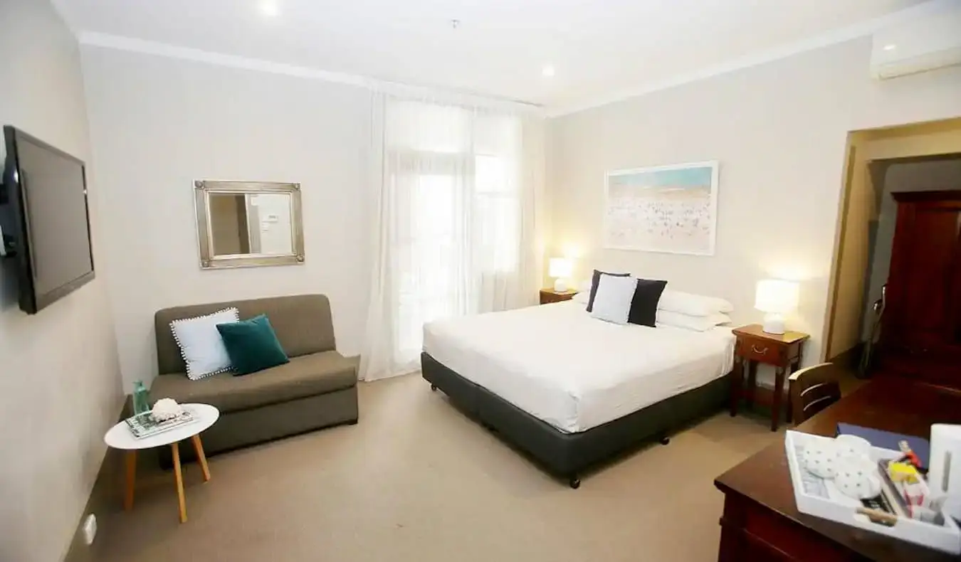 Um quarto de hotel grande, mas simples, no Hotel Bondi em Sydney, Austrália