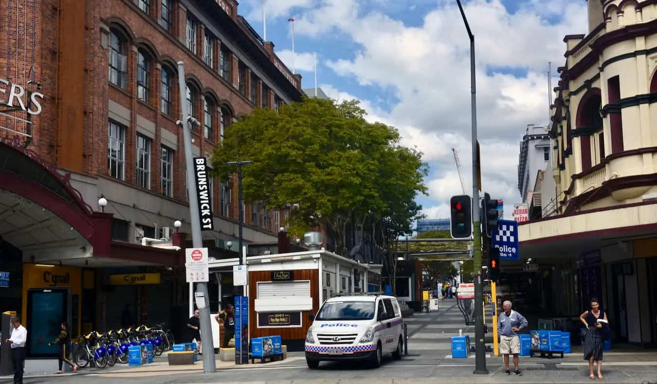 Uma rua tranquila na área de Fortitude Valley, em Brisbane, Austrália