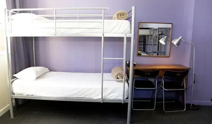Dormitório básico com beliches e mesa no Sydney Big Hostel em Sydney, Austrália