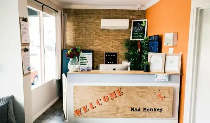 Balcão de check-in no Mad Monkey on Broadway em Sydney, Austrália