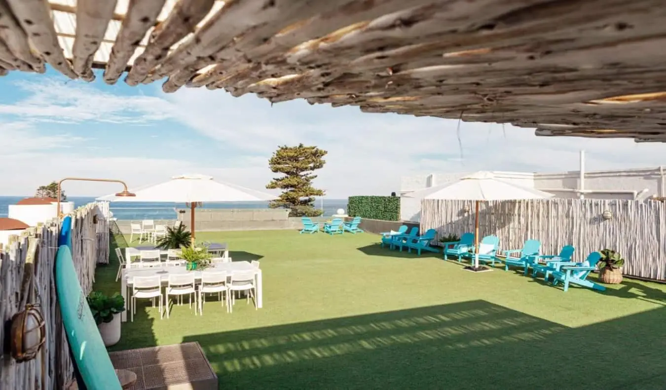 Rooftop com cadeiras de jardim, guarda-sóis e mesas no Wake Up! Albergue em Praia de Bondi