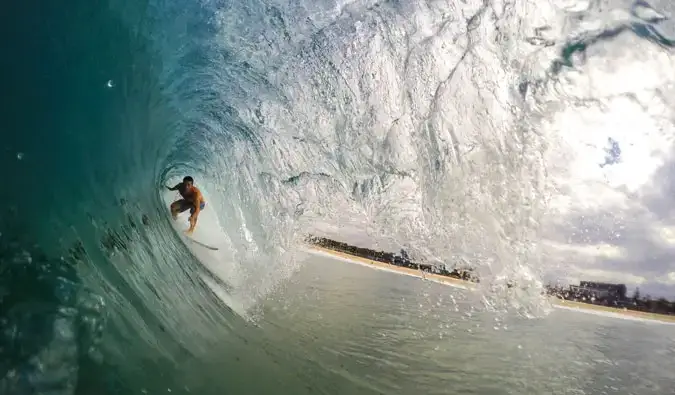 Um surfista no barril na Austrália