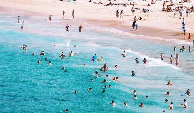 Pessoas nadando em uma das muitas belas praias da Austrália