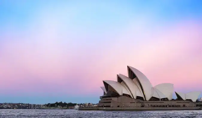 A famosa Sydney Opera House durante o anoitecer na Austrália