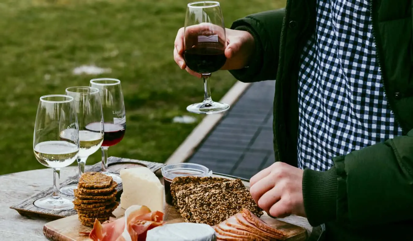 Uma travessa de queijos ao lado de várias taças de vinho australiano