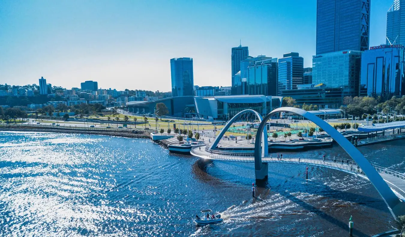 O horizonte de Perth, Austrália, perto da costa no verão