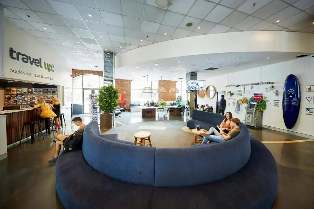 Lobby e área comum com sofá circular e recepção no Wake Up! em Sydney, Austrália.