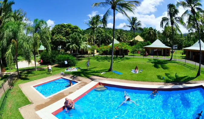 Vista panorâmica do quintal com duas piscinas no albergue Nomads Noosa em Noosa, Austrália