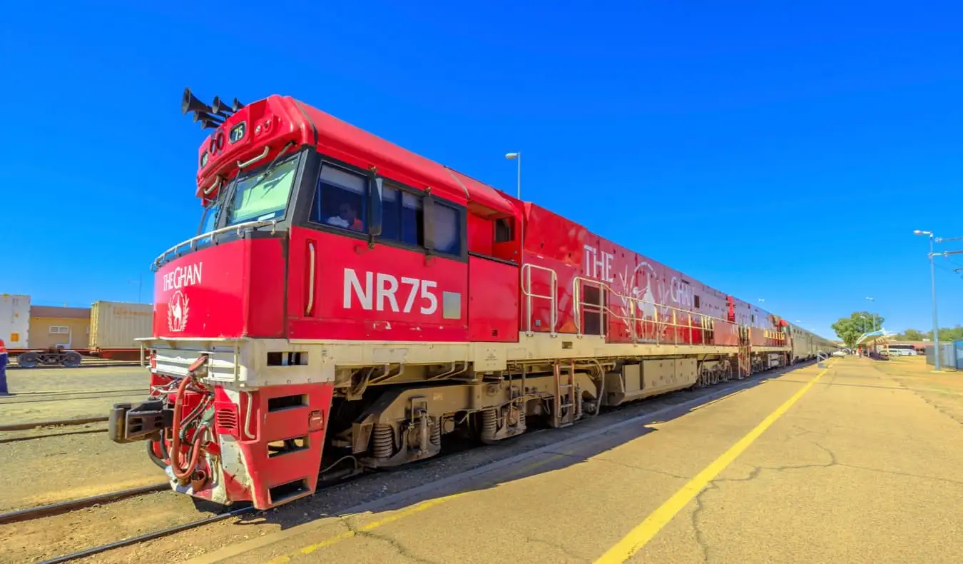 O famoso trem de luxo vermelho The Ghan na Austrália