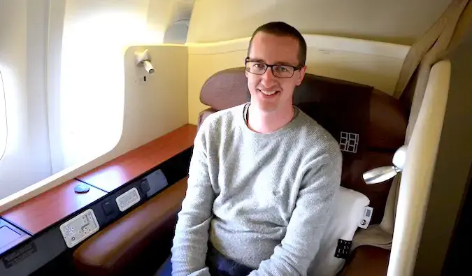 Keith da Point Hacks aproveitando a primeira classe da Japan Airlines entre Sydney e Tóquio