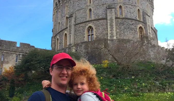Keith sendo turista com sua filha no Castelo de Windsor