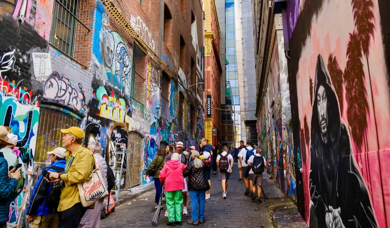 Art de rue cool et peintures murales sur une route étroite à Melbourne, en Australie
