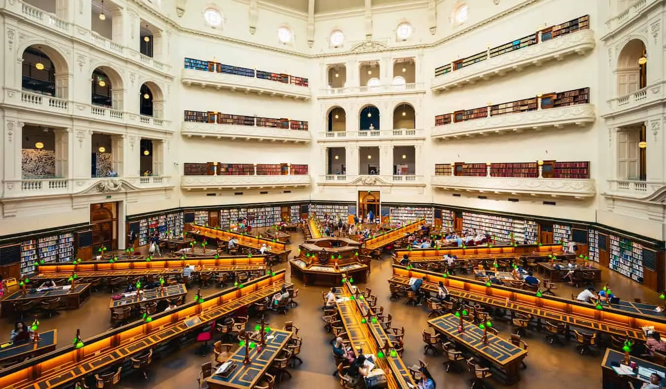 L'intérieur majestueux et spacieux de la Bibliothèque d'État de Melbourne, en Australie