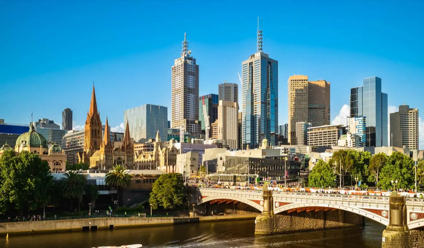 L'imposante ligne d'horizon de Melbourne, en Australie, par une belle journée d'été