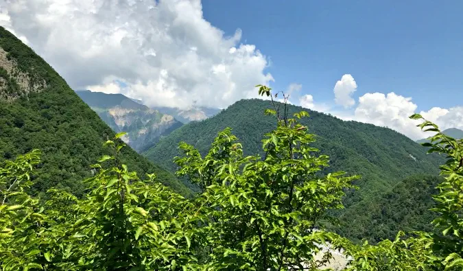 Montagnes luxuriantes et imposantes dans la campagne azerbaïdjanaise par une journée d'été ensoleillée