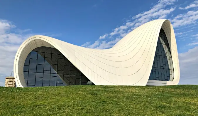 Un design de musée avant-gardiste avec beaucoup de courbes sous le soleil de Bakou, en Azerbaïdjan
