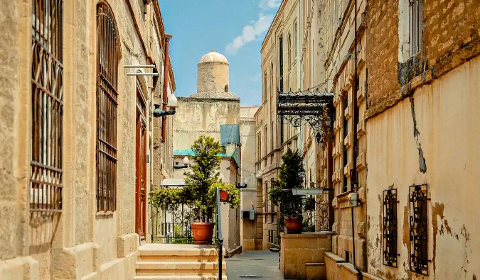 jolies rues de Bakou, Azerbaïdjan, dans un quartier résidentiel de la ville