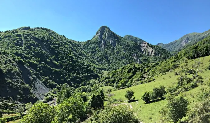 Montagnes escarpées mais verdoyantes qui s'étendent au loin en Azerbaïdjan