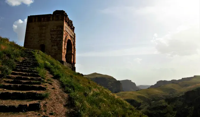 une vue panoramique en Azerbaïdjan donnant sur un terrain accidenté avec un bâtiment historique au loin
