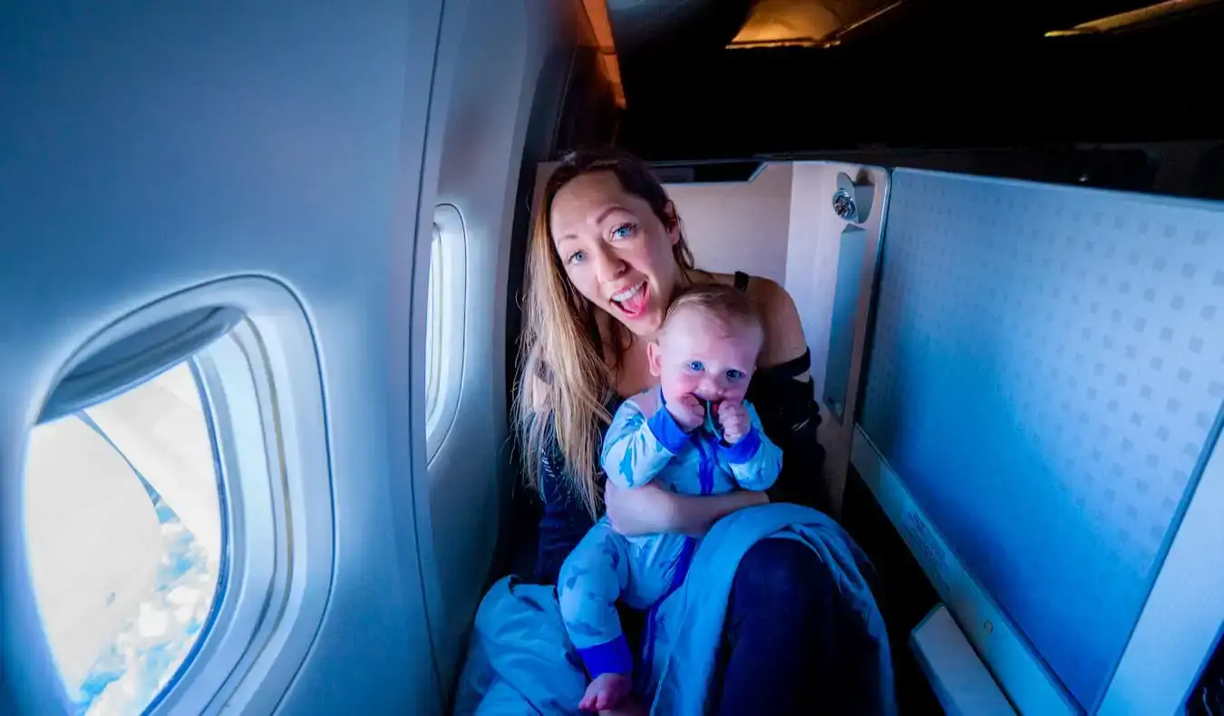 Kristin Addis vole avec son bébé dans un avion