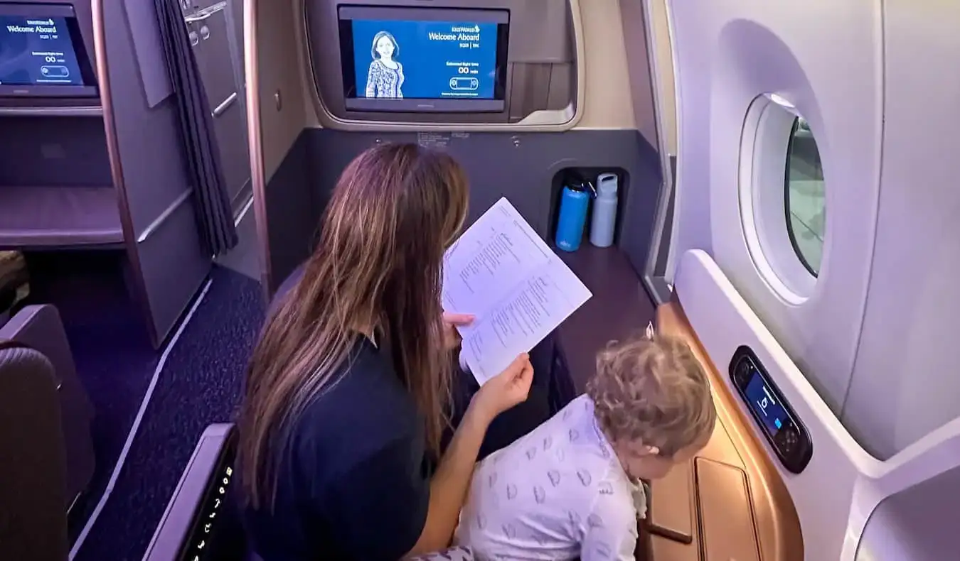 Kristin Addis vole avec son enfant dans un gros avion
