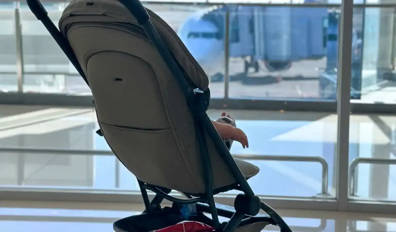 Une poussette bébé garée dans un aéroport lors d'une escale