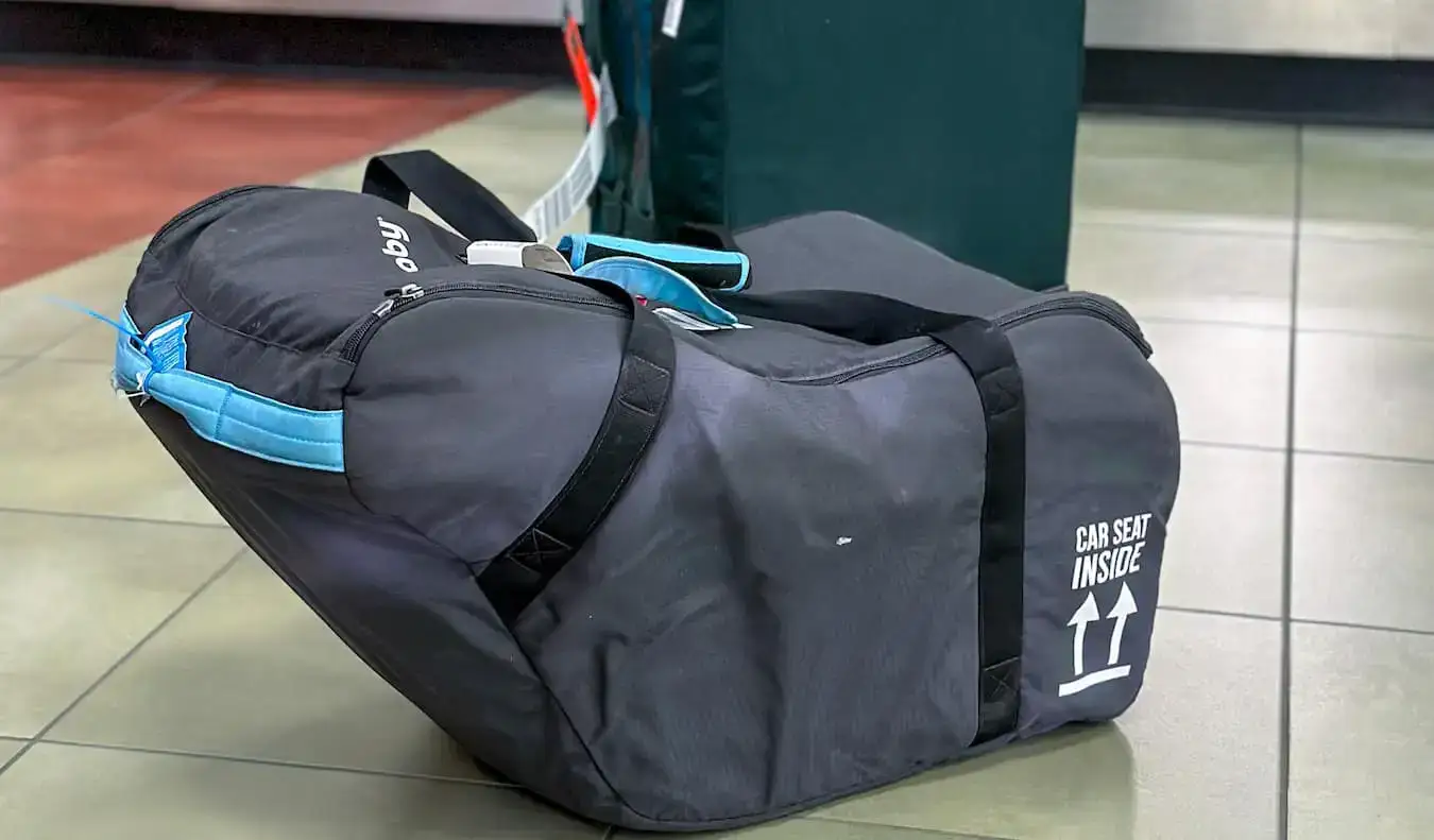 Un siège auto pour bébé en voyage prêt à être enregistré pour un long vol