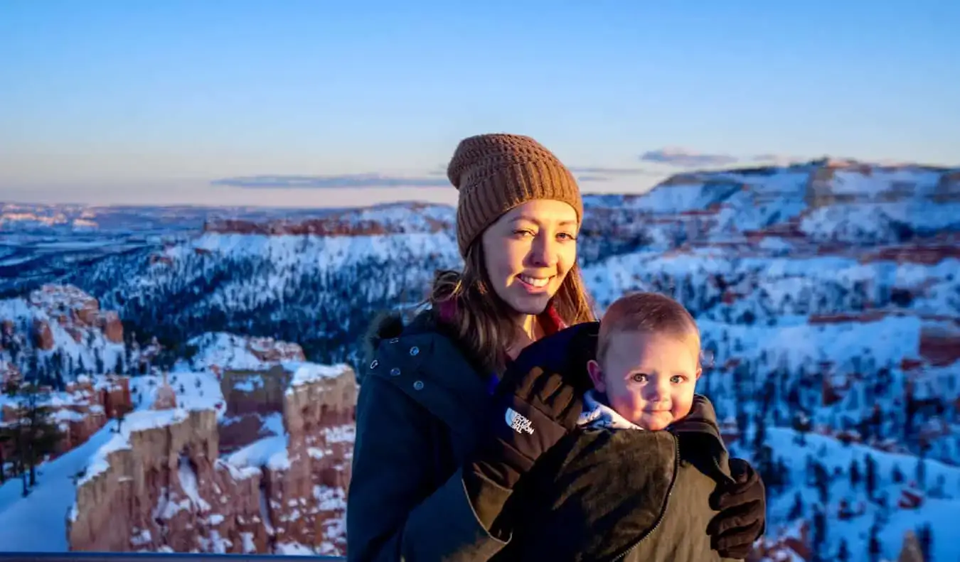 Un bébé dans un porte-bébé en randonnée en voyage
