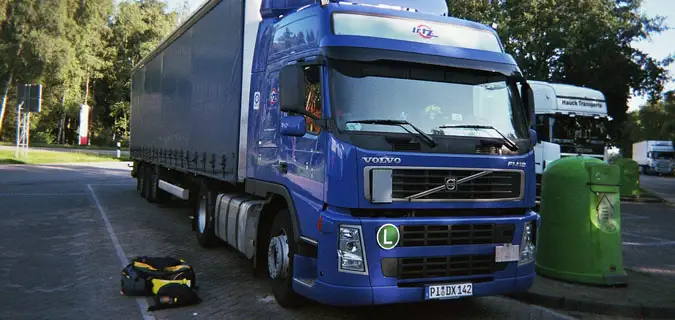 Un grand camion de transport violet en Jordanie garé dans un parking
