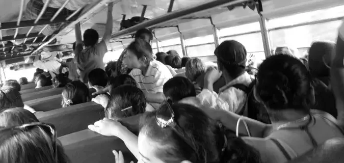 Photo en noir et blanc de personnes dans un bus bondé en Afrique