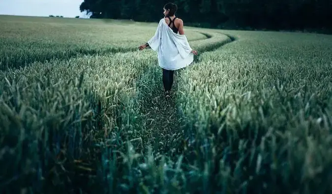 Une femme seule marchant dans les hautes herbes