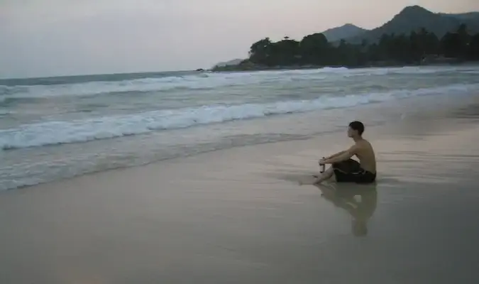 Nomadic Matt suy ngẫm trên một bãi biển ở Thái Lan