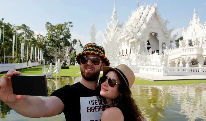 un couple prenant un selfie
