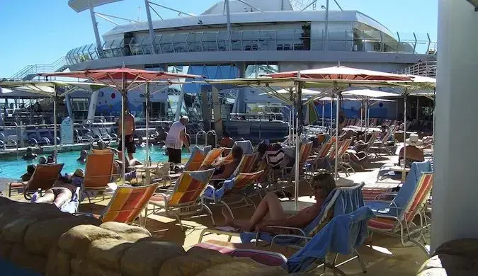 Terrasse de piscine bondée sur le bateau de croisière