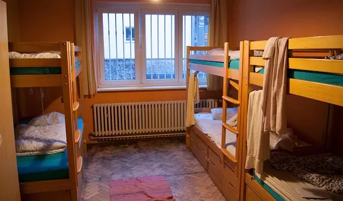 Um conjunto de beliches em um dormitório de albergue