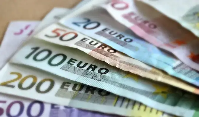 um monte de notas de euro coloridas