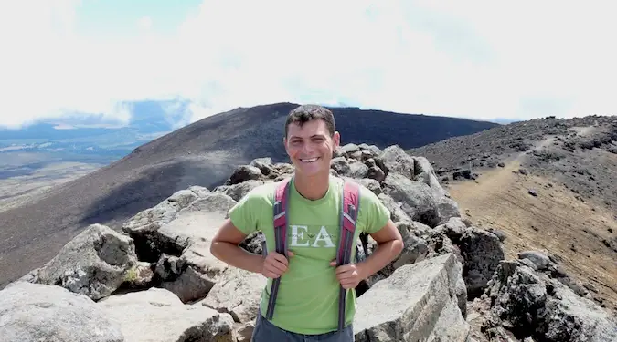 Nomadic Matt caminhando com mochila