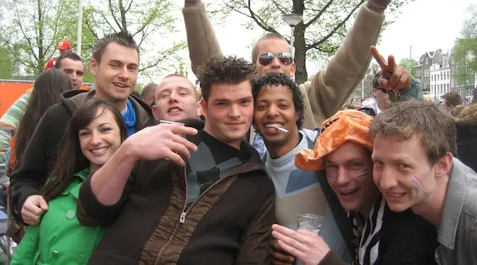 Amigos de viagem se divertindo juntos