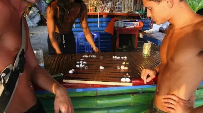 Nomadic Matt jogando na praia