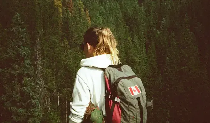 Un sac à dos de voyage avec un drapeau canadien dessus