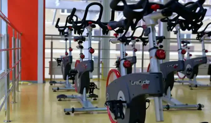 Une salle de sport vide et personne ne s'entraîne