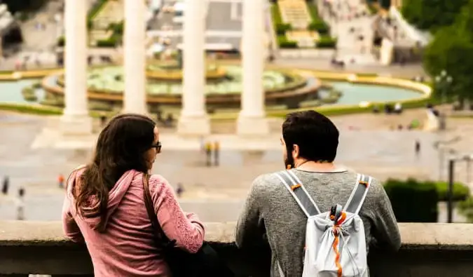 Deux voyageurs solitaires engagés dans une conversation ensemble
