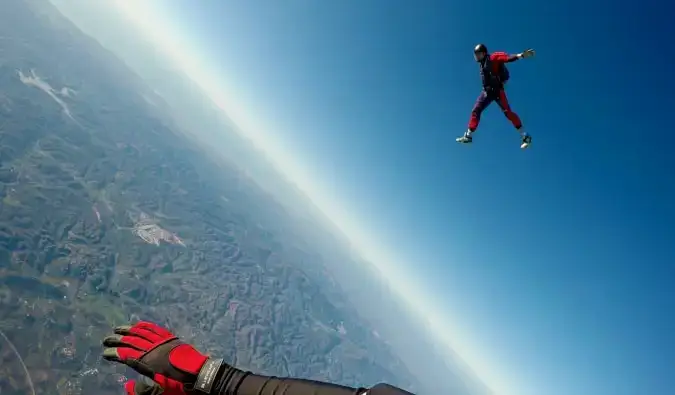 Un voyageur saute en parachute depuis un avion en solo