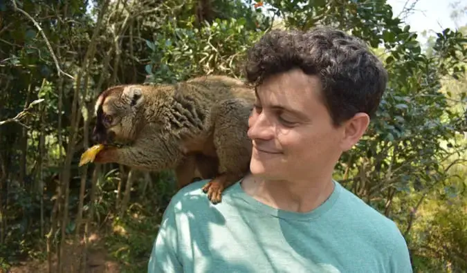 Nomadic Matt lemurin kanssa Madagaskarilla