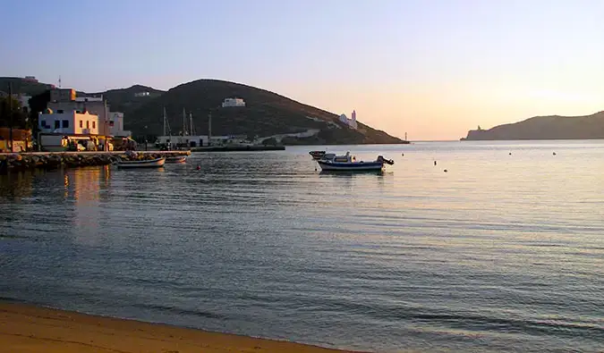 Um pôr do sol brilhante sobre as águas calmas de Ios, Grécia