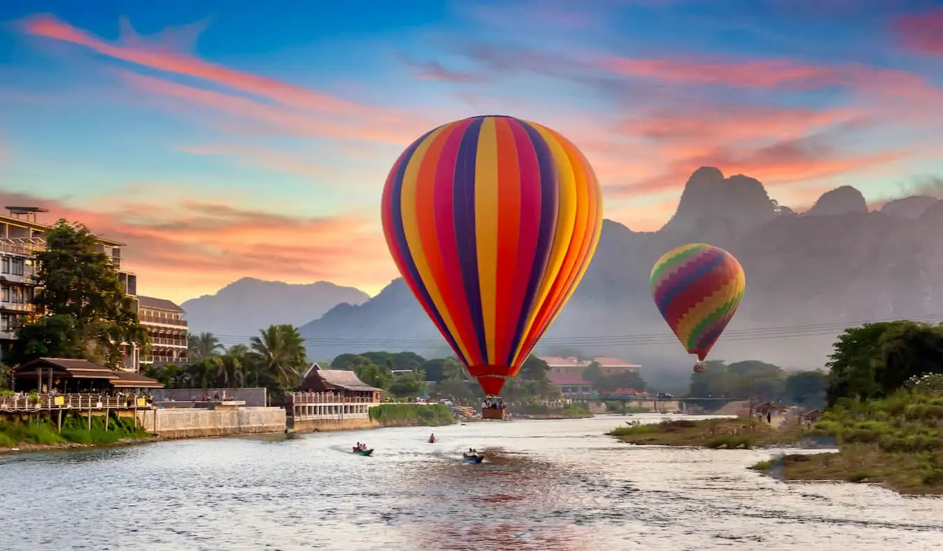 Os lindos balões de ar quente sobre o rio Vang Vieng, no Laos
