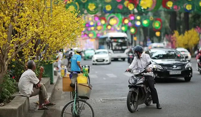uma movimentada rua vietnamita