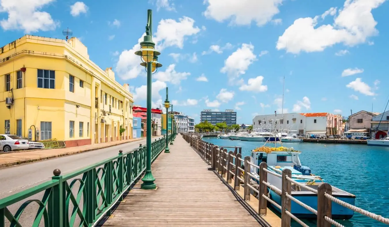 Imagem brilhante do passeio de madeira à beira-mar de Bridgetown, em Barbados.