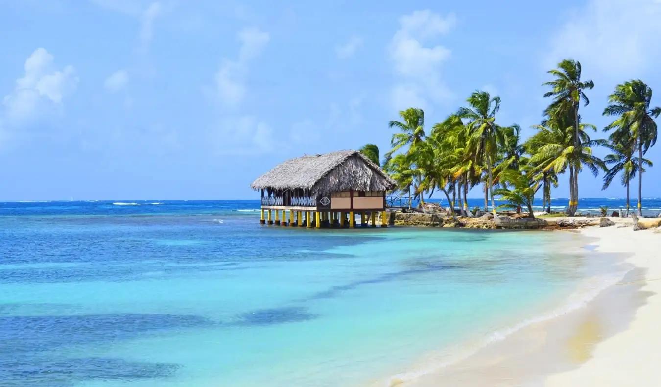 Uma cabana de palha na costa das Ilhas San Blas, no Panamá